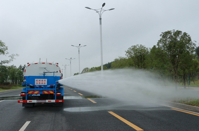 電動垃圾車（裝桶電動保潔車）側(cè)噴功能演示