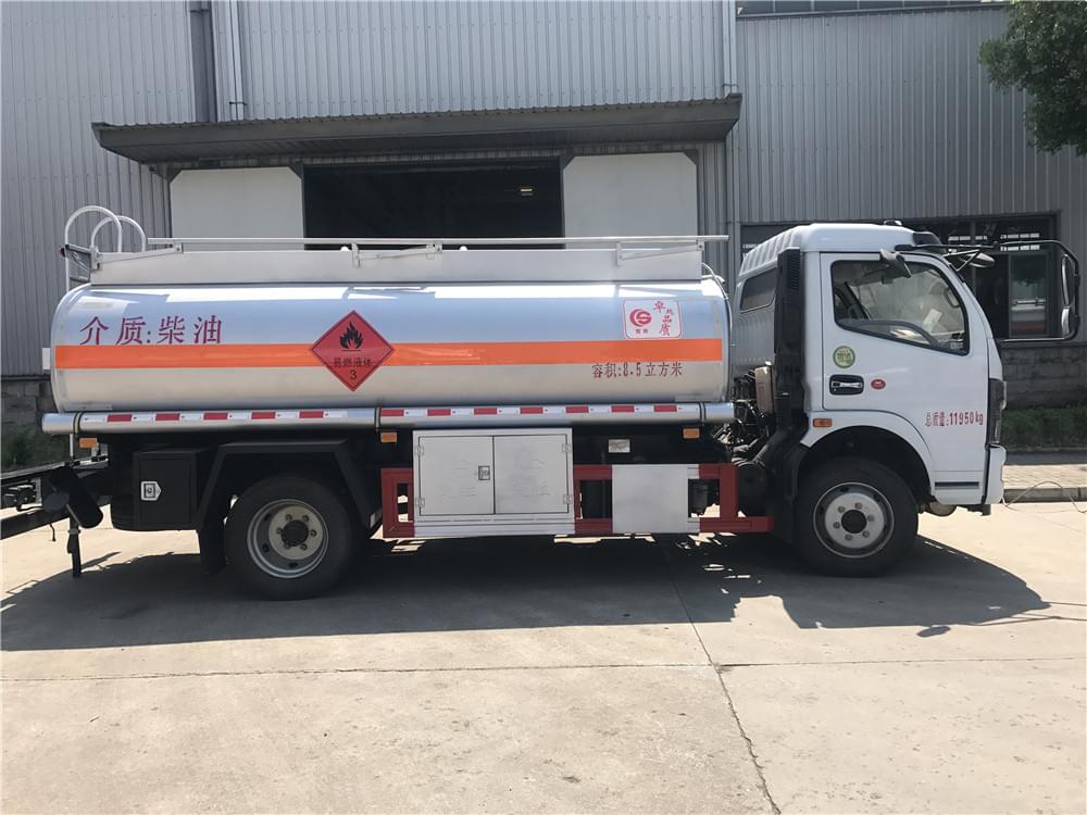 國(guó)六東風(fēng)凱普特8.5方油罐車圖片3